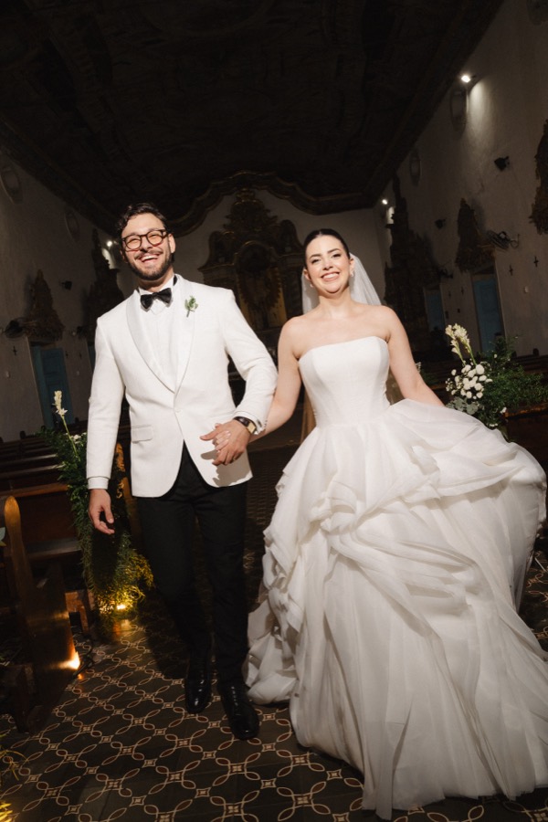 Casal saindo da cerimônia